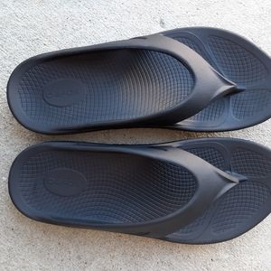 Oofos sports revovery flip flops